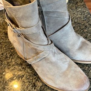 Suede light brown zip up low boot